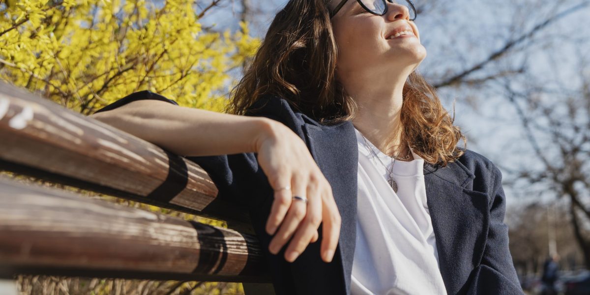 Soarele „pârâie” pielea după iarnă: Ce riscă românii, de la București la mare