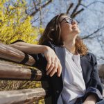 Soarele „pârâie” pielea după iarnă: Ce riscă românii, de la București la mare