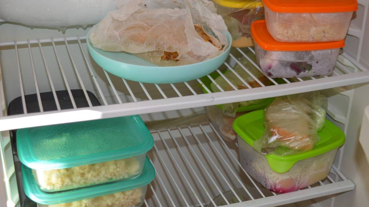 Cât timp poți păstra mâncarea în frigider? Greșelile fatale care te îmbolnăvesc