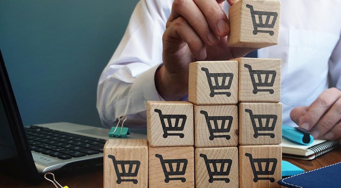 Volumul vânzărilor cu amănuntul în România a continuat să scadă în februarie 2026, marcând o a doua corecție semnificativă după majorarea TVA-ului din august anul precedent