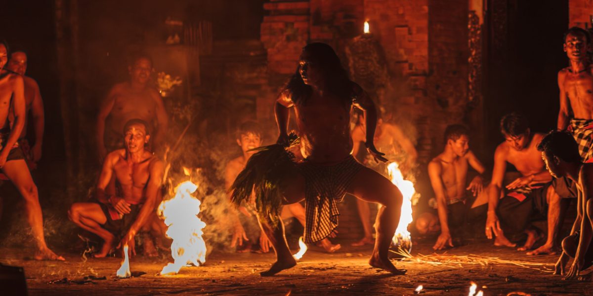 De ce ne schimbăm radical noaptea: Misterele psihologiei și antropologiei