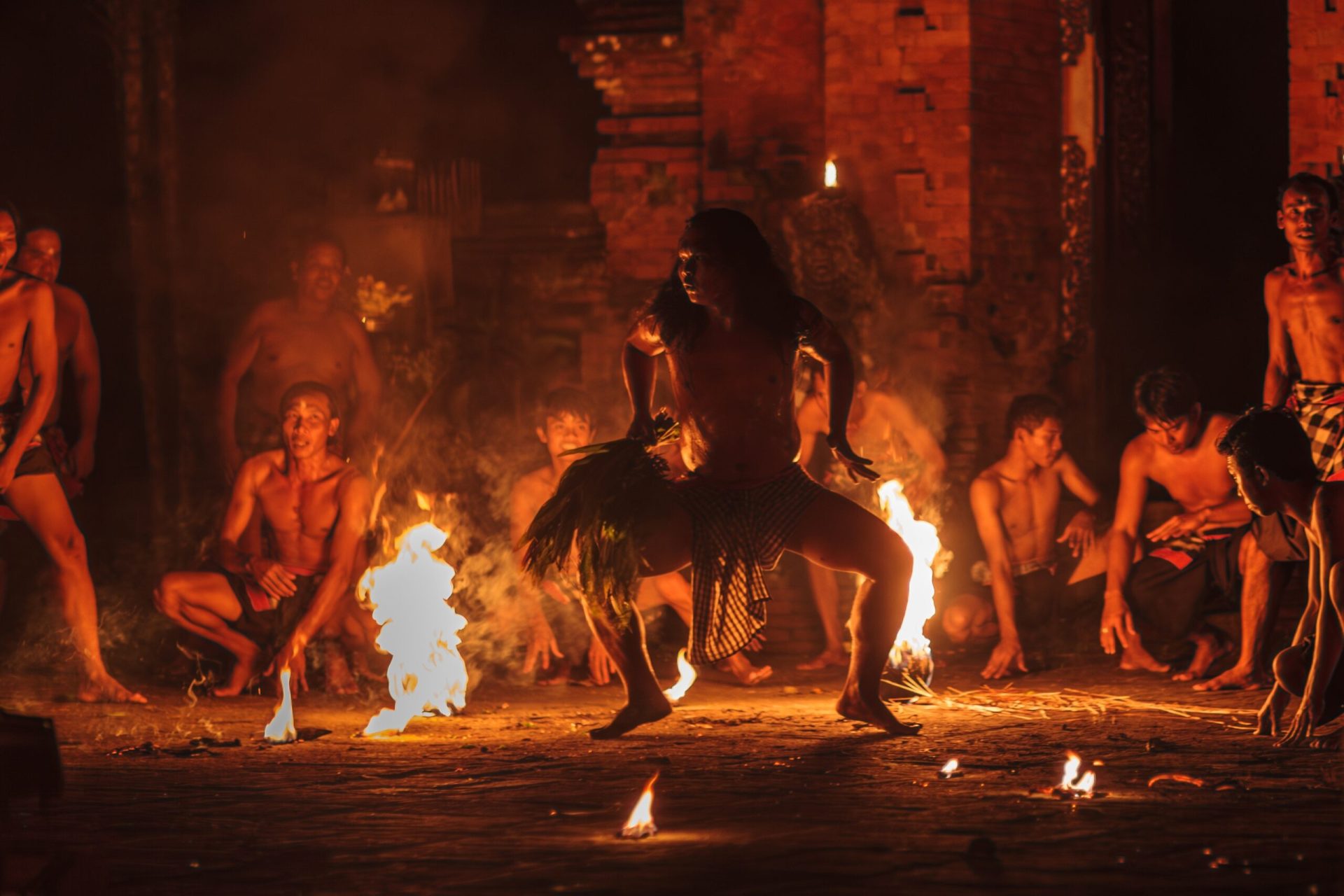 De ce ne schimbăm radical noaptea: Misterele psihologiei și antropologiei