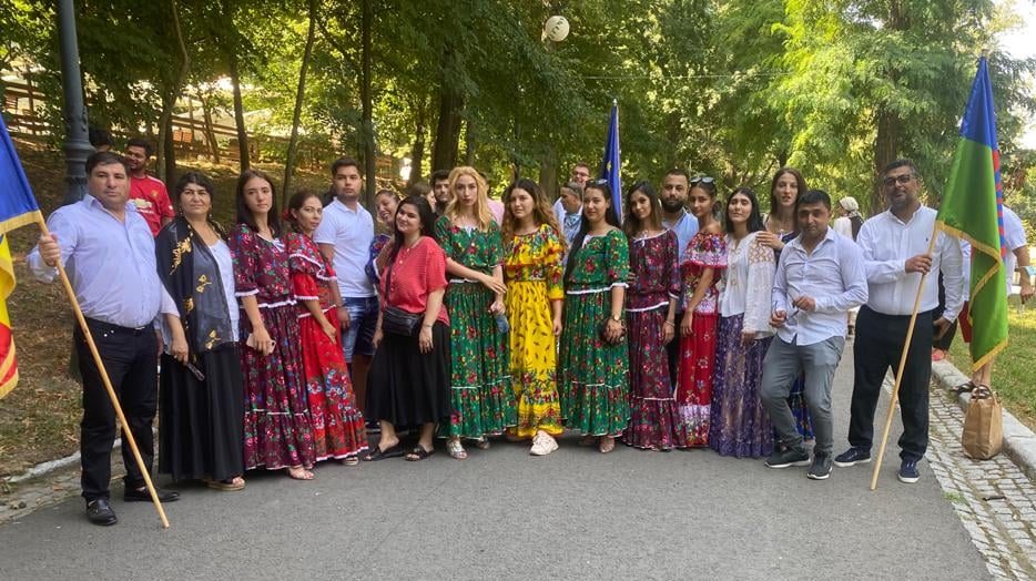 Președintele Nicușor Dan a transmis, luni, un mesaj de Ziua Internațională a Romilor și Sărbătoarea etniei romilor din România, în care evidențiază importanța acestei comunități în diversitatea culturală a țării și eforturile de recunoaștere și integrare