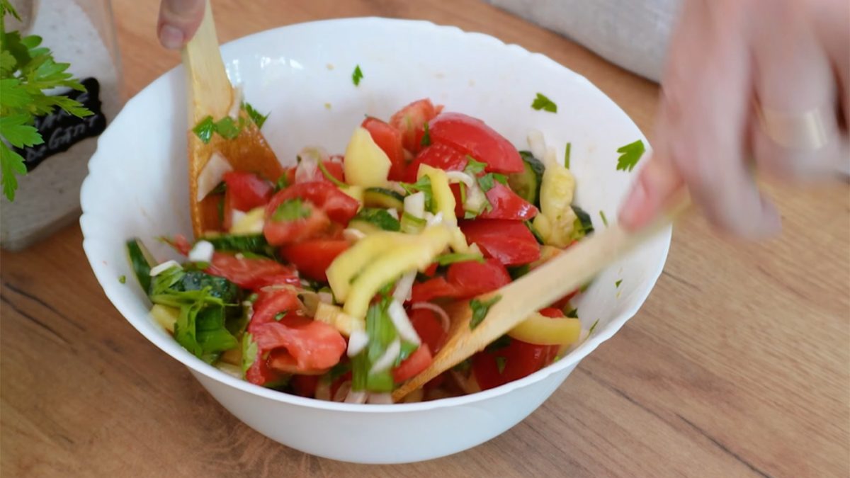 Greșeala FATALĂ în salata de roșii cu castraveți: Gustul e distrus!