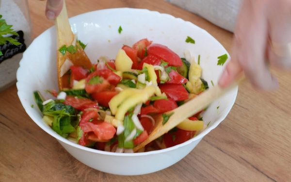 Greșeala FATALĂ în salata de roșii cu castraveți: Gustul e distrus!