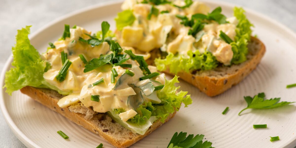 3 rețete de salată de ouă, gata rapid: gustarea perfectă sau sandvișuri delicioase!