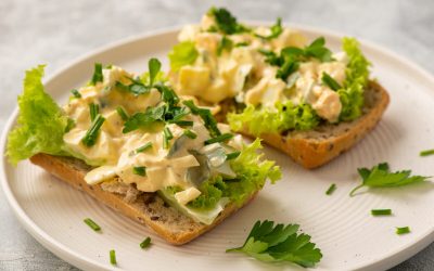 3 rețete de salată de ouă, gata rapid: gustarea perfectă sau sandvișuri delicioase!