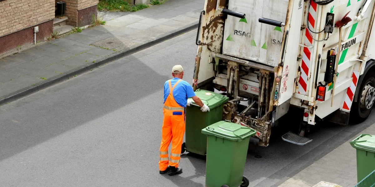 Gunoiul, la control: Proprietarii și administratorii, obligați legal