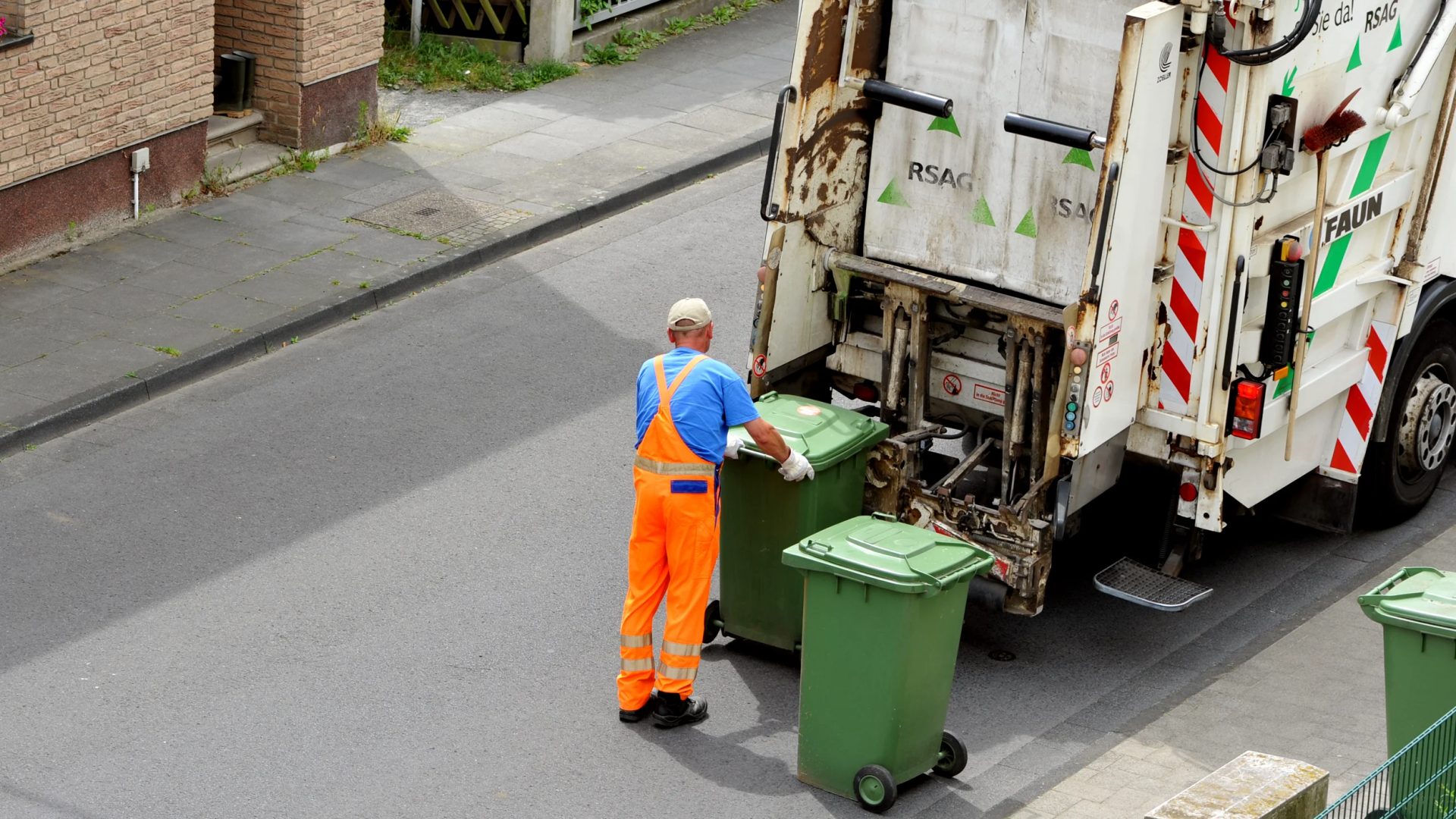 Gunoiul, la control: Proprietarii și administratorii, obligați legal