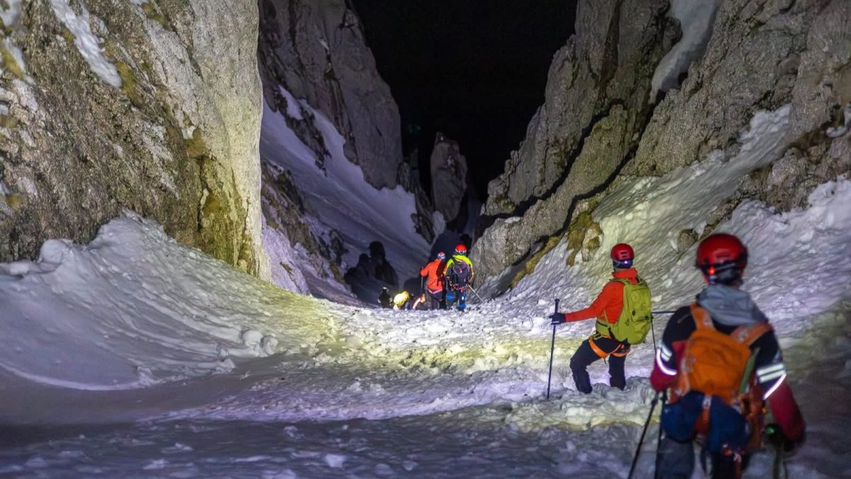 Noapte grea în Piatra Craiului: Salvamontiștii din Zărnești, intervenție dificilă