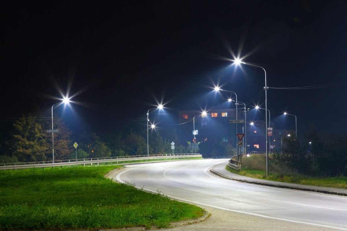 Primarul comunei Sânpetru de Câmpie, inculpat pentru furt de energie electrică Primarul comunei Sânpetru de Câmpie, Spiru Șerban Crăciun, a fost inculpat pentru trei infracțiuni de furt și două de instigare, în legătură cu utilizarea unor instalații clandestine pentru furt de energie electrică