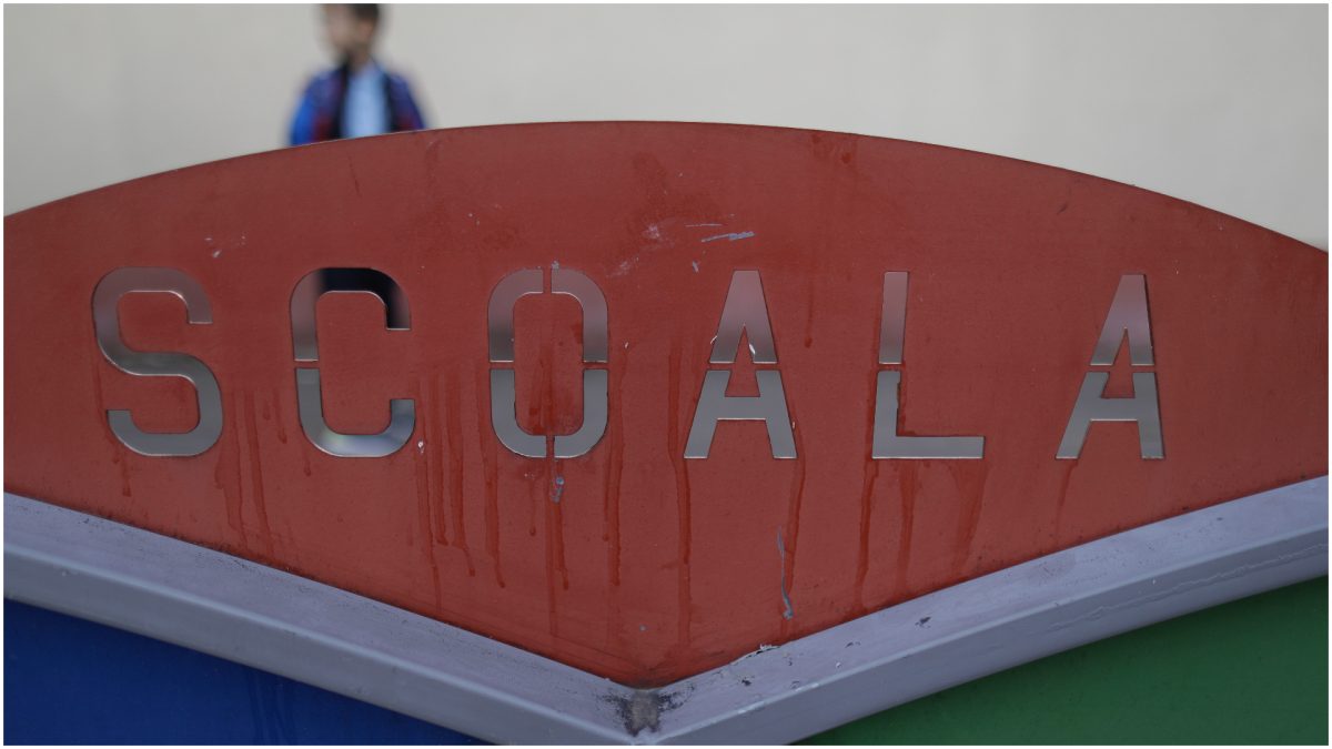 Profesorul din Gorj, acuzat de agresiuni sexuale, încasează în continuare salariul!