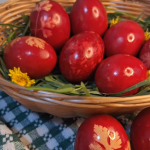 Ouăle de Paște, simbol al renașterii și al primăverii, pot fi vopsite în moduri tradiționale și creative, folosind ingrediente naturale
