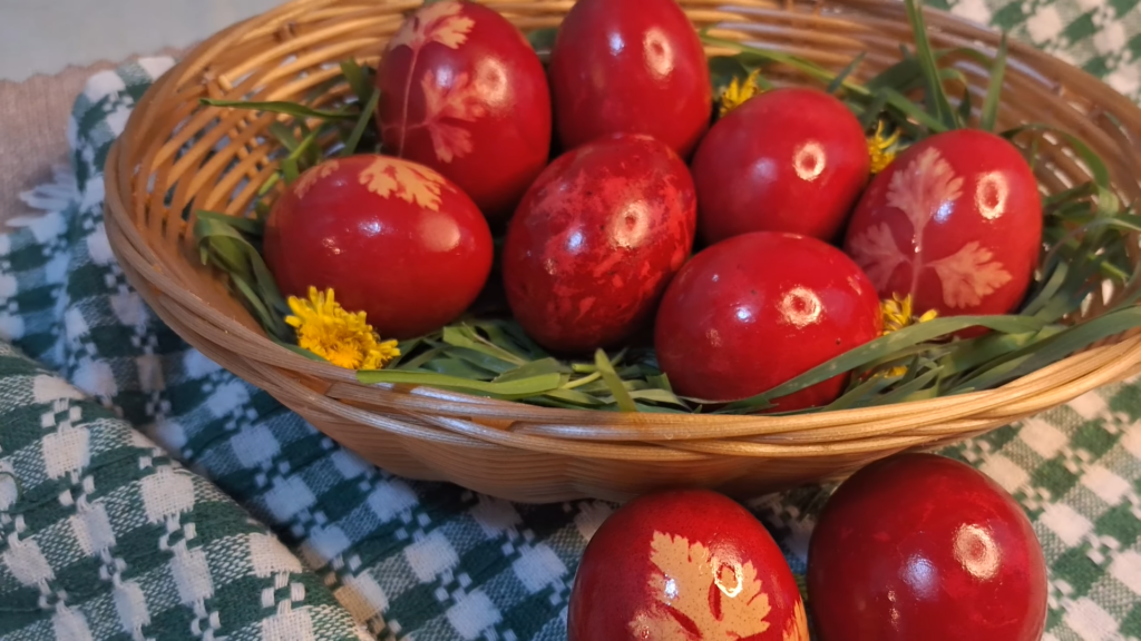 Ouăle de Paște, simbol al renașterii și al primăverii, pot fi vopsite în moduri tradiționale și creative, folosind ingrediente naturale