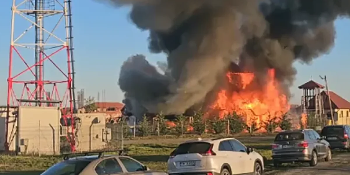 Un incendiu puternic a izbucnit marți dimineață la o biserică din lemn din Săcălaz, județul Timiș, chiar în timpul Săptămânii Mari