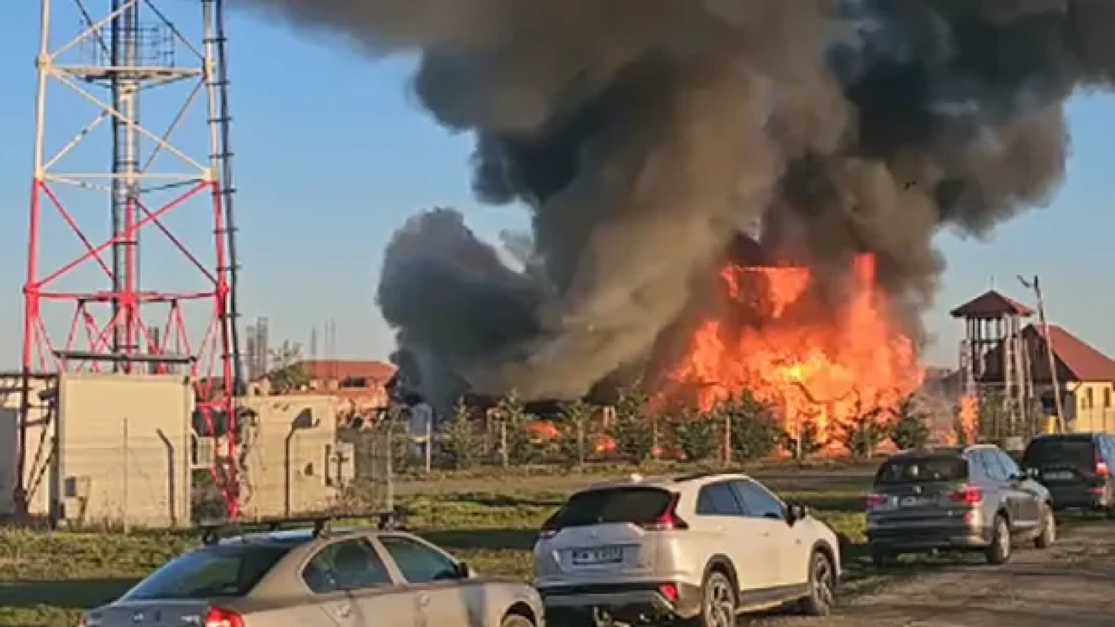 Un incendiu puternic a izbucnit marți dimineață la o biserică din lemn din Săcălaz, județul Timiș, chiar în timpul Săptămânii Mari