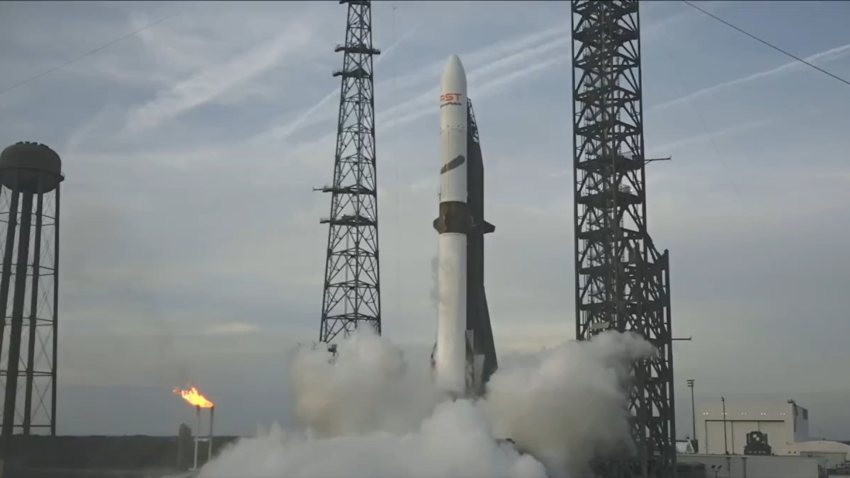 Blue Origin dă lovitura: Prima aterizare reușită a unui motor New Glenn refolosit, încurcând SpaceX