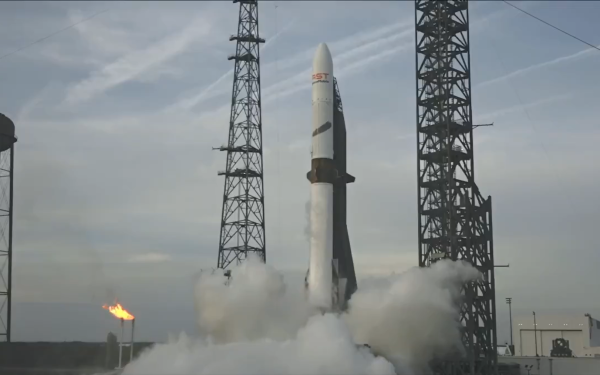 Blue Origin dă lovitura: Prima aterizare reușită a unui motor New Glenn refolosit, încurcând SpaceX