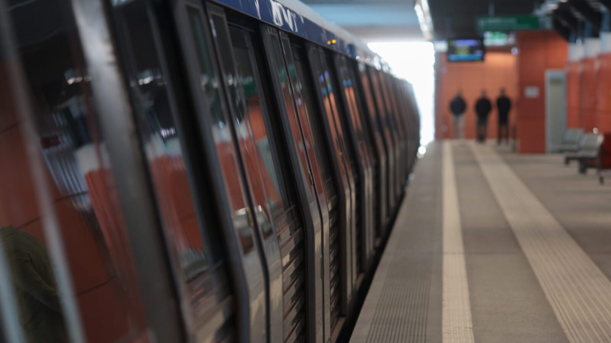 Bucată din tavan prăbușită în metroul din București: Trenurile, oprite
