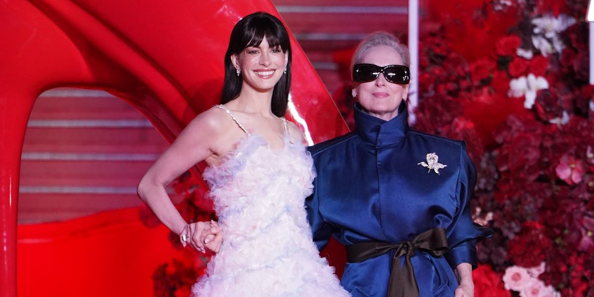 HATHAWAY și STREEP, „diavolițe” pe covorul roșu: Zeci de secrete ascunse