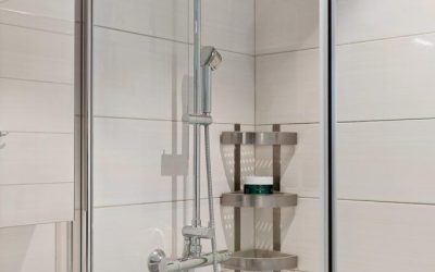 Curățarea geamului cabinei de duș: esențială pentru un aspect igienic și durabilitatea suprafeței Menținerea curățeniei cabinei de duș a devenit o sarcină mai importantă decât pare la prima vedere