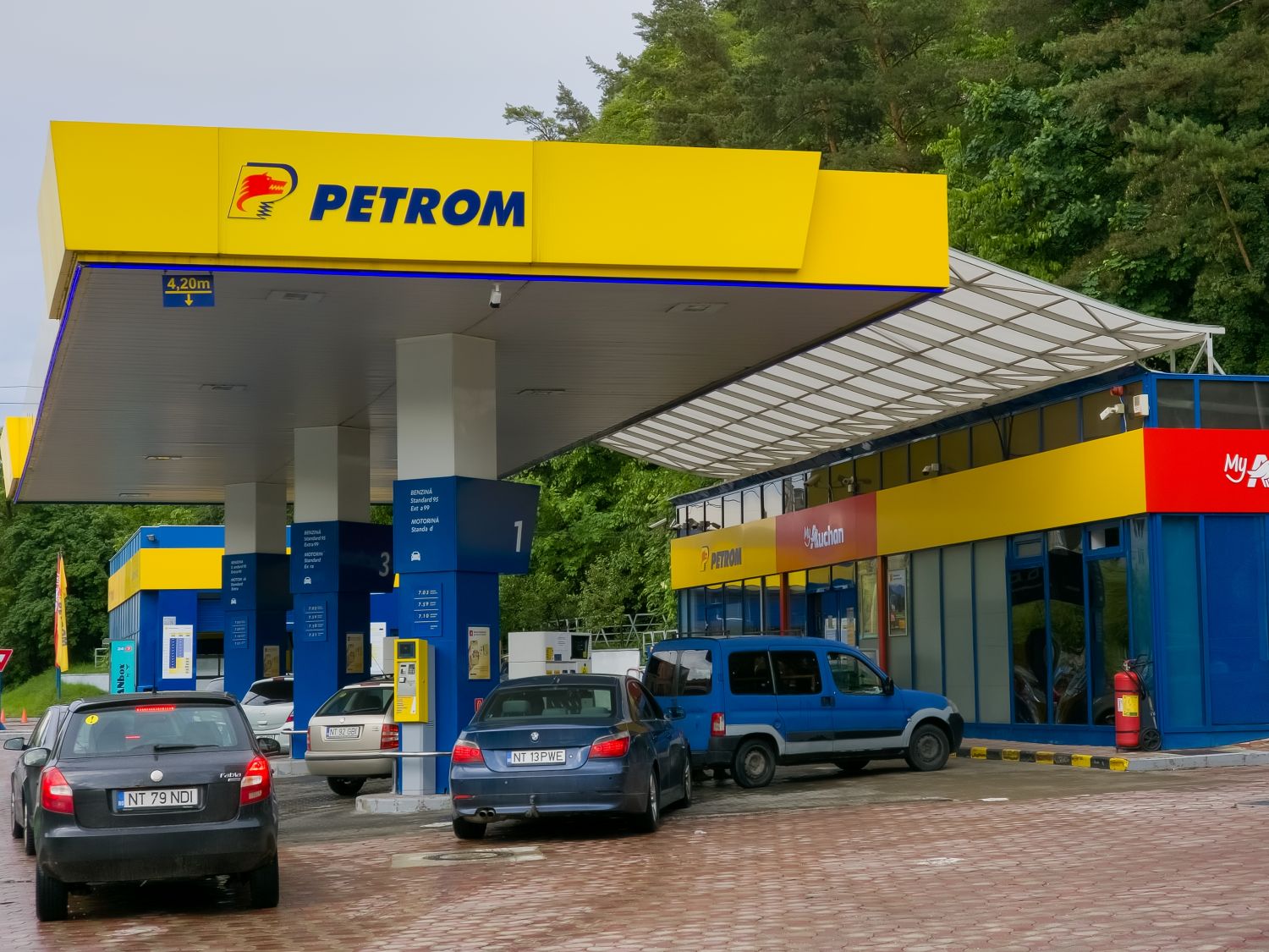 Prețul motorinei a urcat vineri în mod notabil la stațiile Petrom și OMV, în condițiile în care, cu o zi înainte, prețurile înregistrau ușoare scăderi