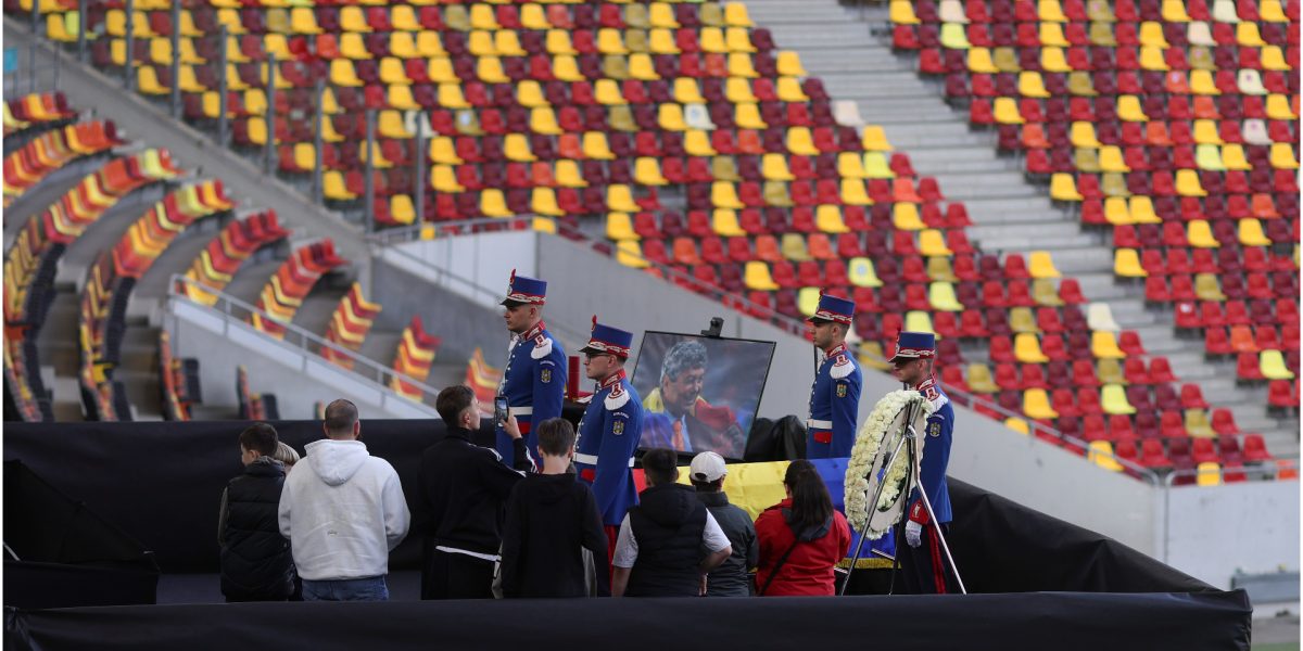 Mircea Lucescu, omagiat la Arena Națională: Suporterii își iau rămas bun până la 21:00