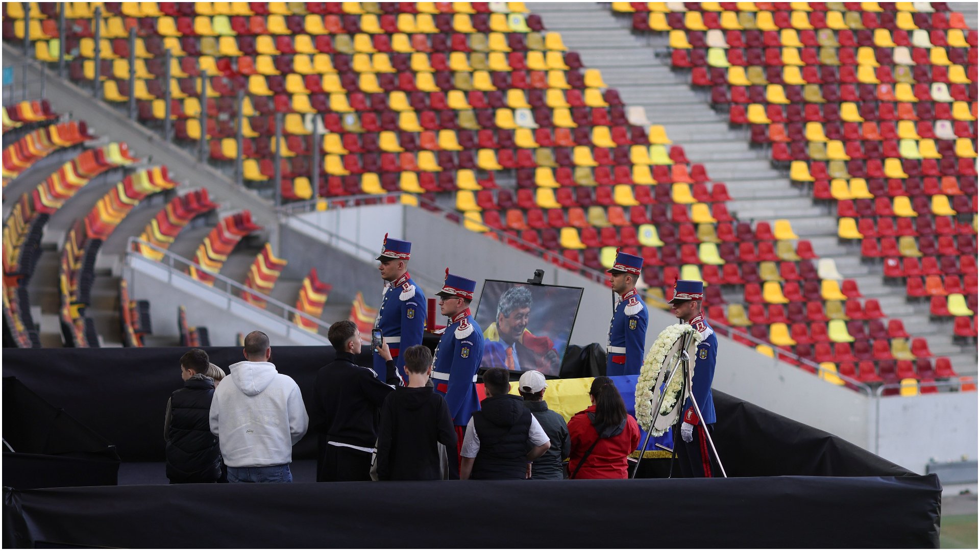 Mircea Lucescu, omagiat la Arena Națională: Suporterii își iau rămas bun până la 21:00