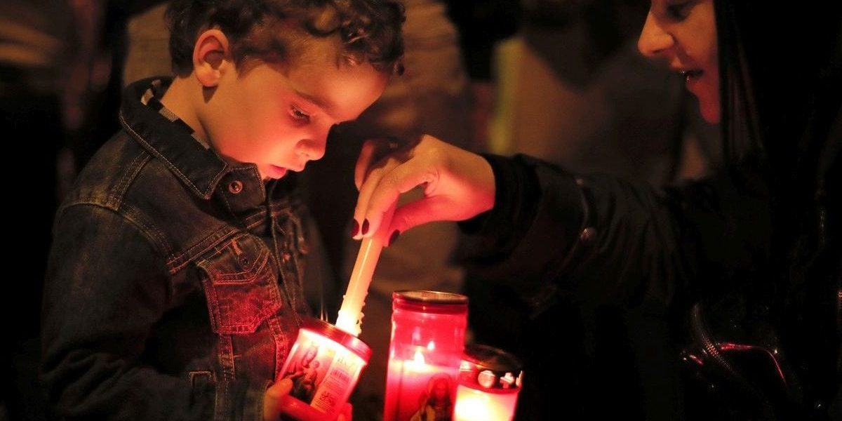 Focul de Paște, doar lumină: reguli critice la biserică și acasă