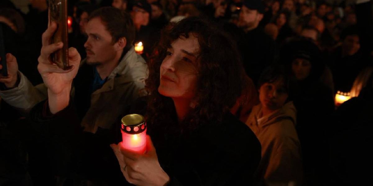 Hristos a Înviat! Credincioșii, cu lumina la Patriarhia Română, la Daniel