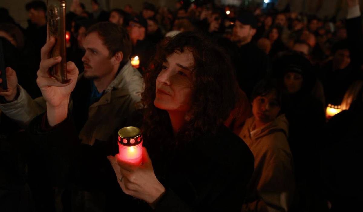 Hristos a Înviat! Credincioșii, cu lumina la Patriarhia Română, la Daniel