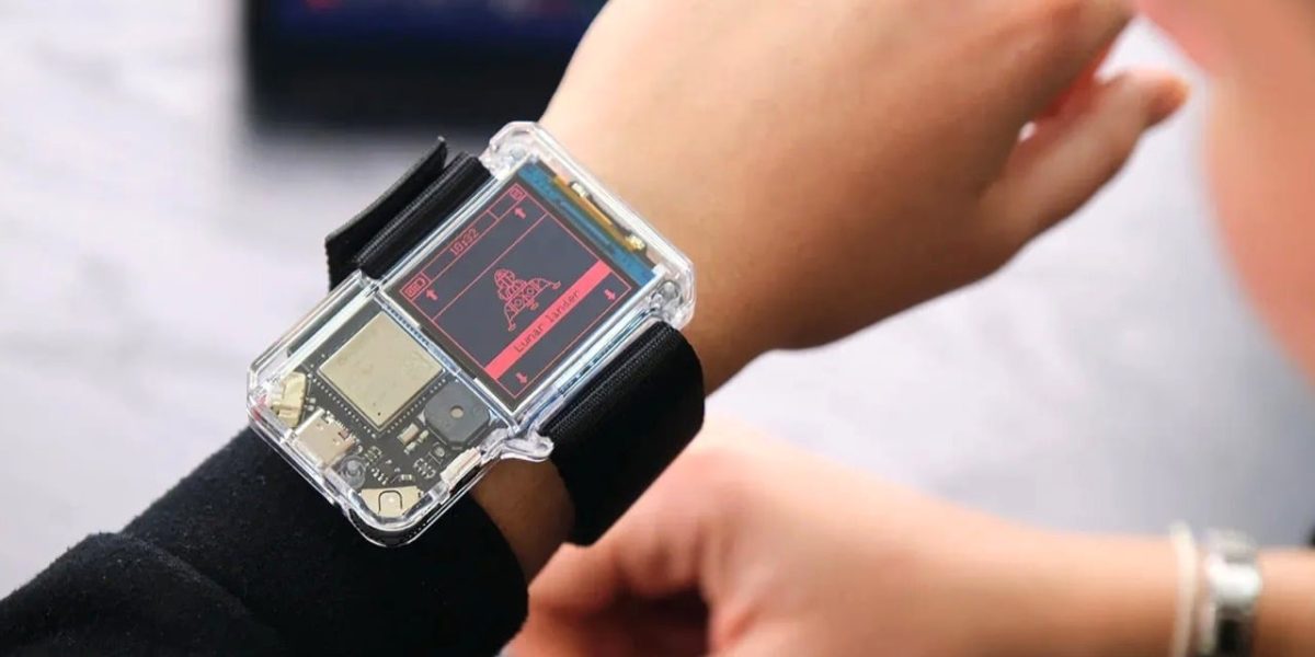 Ceasul Artemis Watch 2.0 inspirat de NASA îi învață pe copii să programeze cu Python