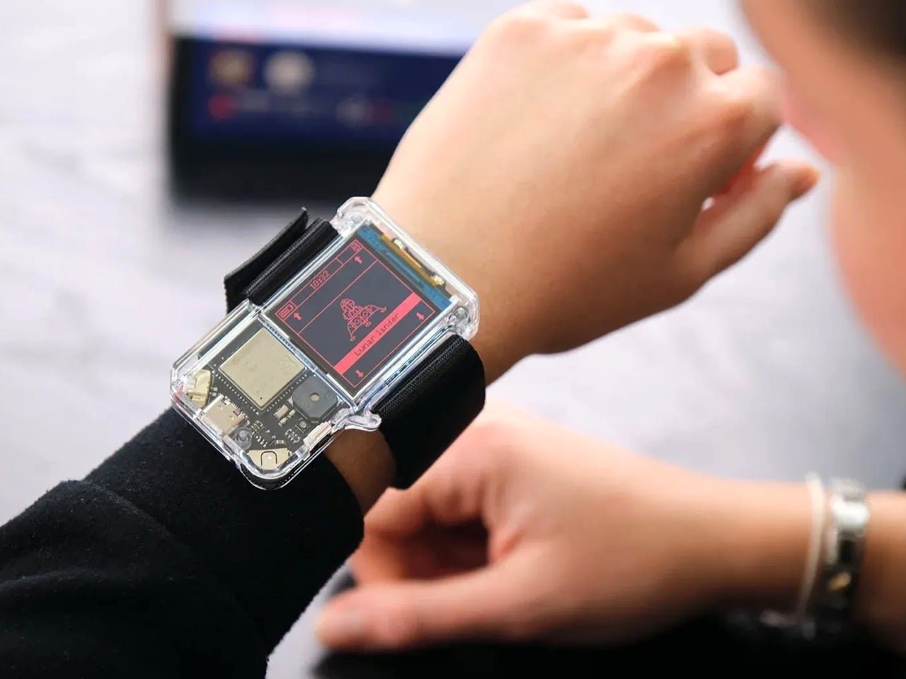 Un ceas inspirat de NASA care învață copiii să programeze ajunge pe piață Un nou gadget educational, Artemis Watch 2.0, combină tehnologia spațială cu programarea, adresându-se în special părinților și profesorilor interesați să stimuleze copiii să învețe codare