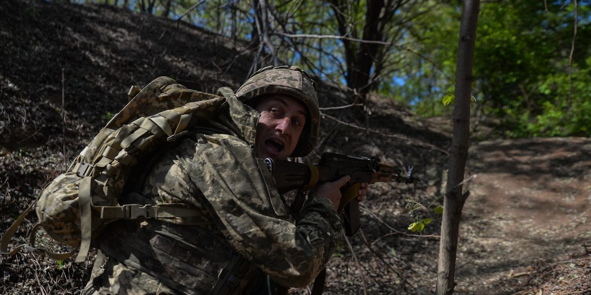 Militarii ucraineni și experții în apărare avertizează asupra unei discrepanțe majore între experiența de luptă acumulată pe front și doctrinele militare promovate încă de NATO, evidențiind o posibilă vulnerabilitate în fața noilor amenințări tehnologice