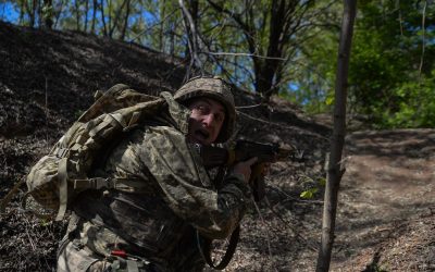 Militarii ucraineni și experții în apărare avertizează asupra unei discrepanțe majore între experiența de luptă acumulată pe front și doctrinele militare promovate încă de NATO, evidențiind o posibilă vulnerabilitate în fața noilor amenințări tehnologice