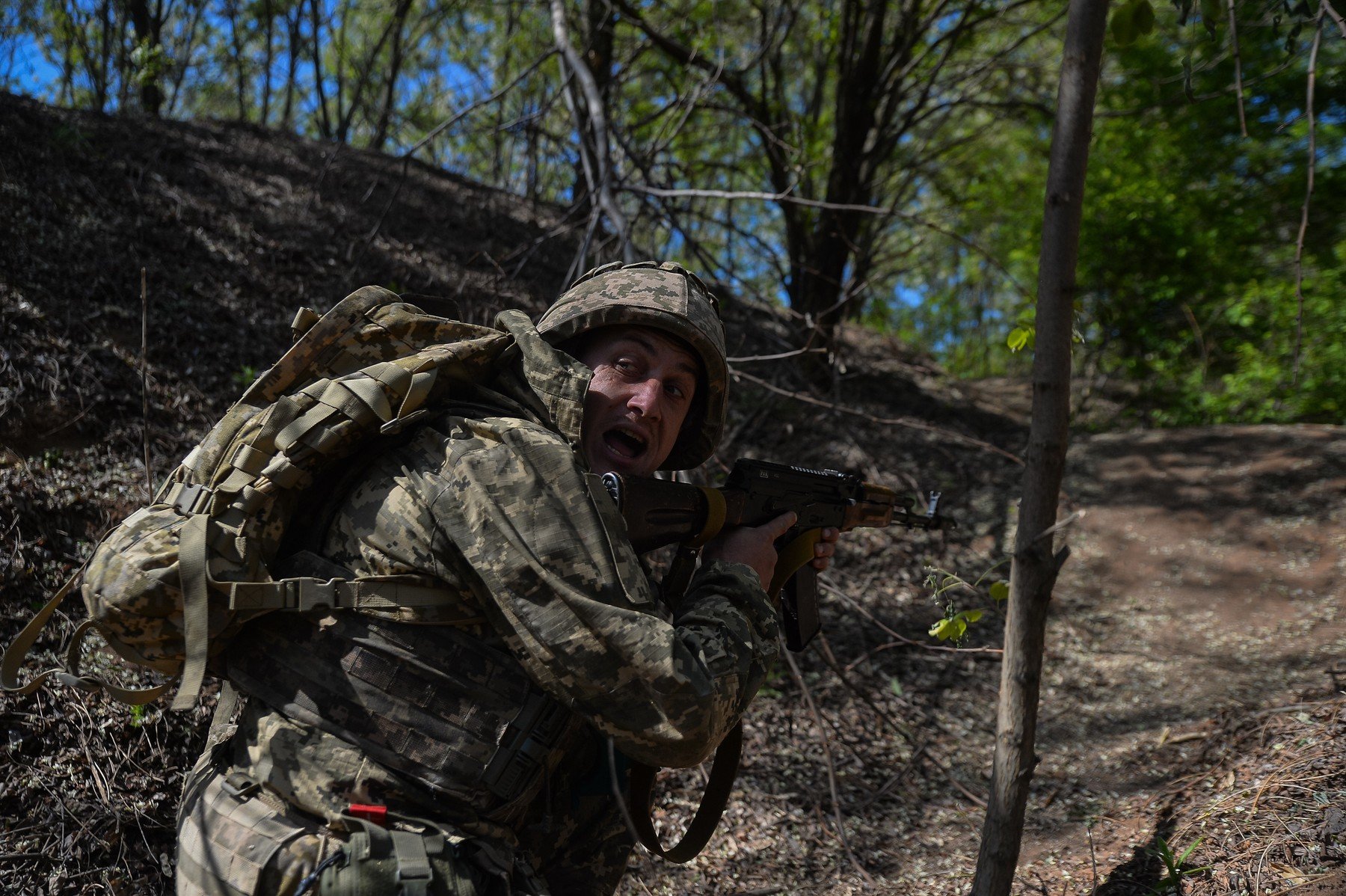 Militarii ucraineni și experții în apărare avertizează asupra unei discrepanțe majore între experiența de luptă acumulată pe front și doctrinele militare promovate încă de NATO, evidențiind o posibilă vulnerabilitate în fața noilor amenințări tehnologice