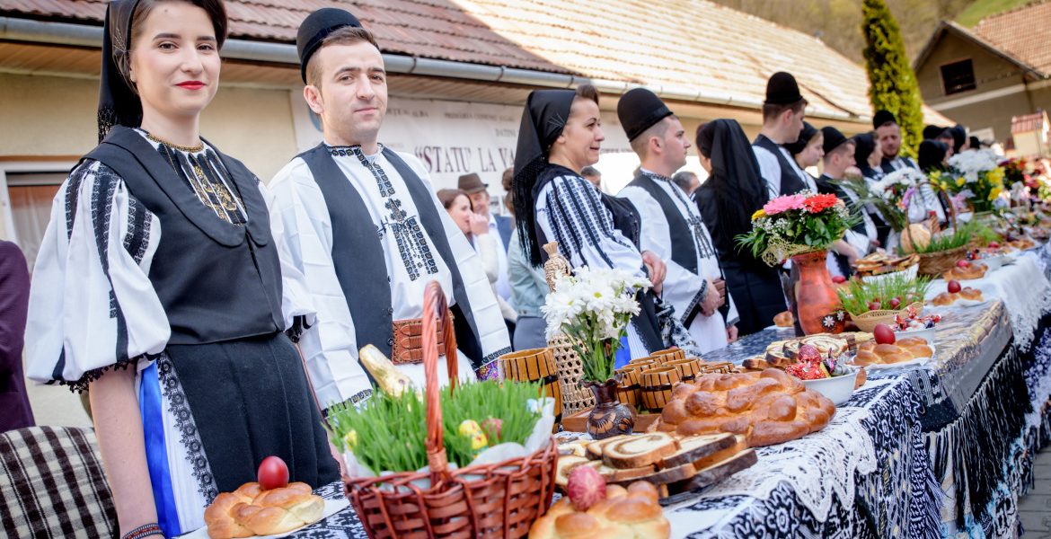 S-a reluat „Statu la vase”! Obiceiul, uitat, renaște pentru familiile tinere