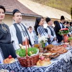 S-a reluat „Statu la vase”! Obiceiul, uitat, renaște pentru familiile tinere