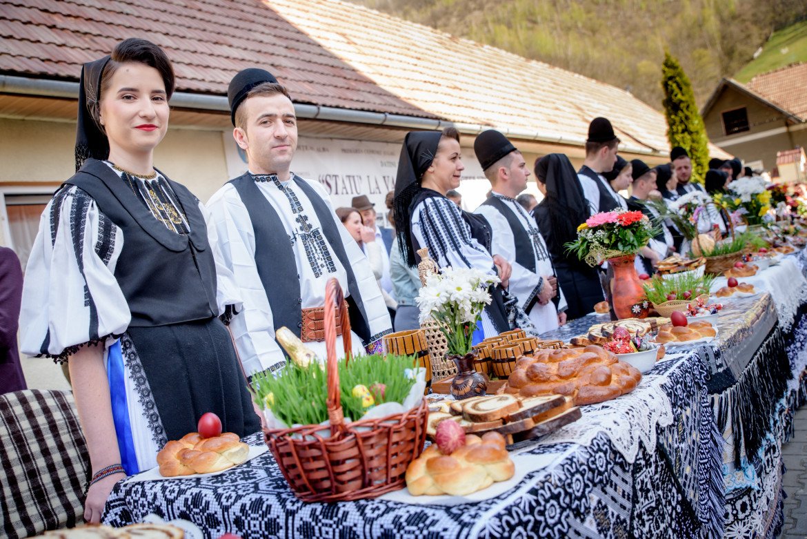 S-a reluat "Statu la vase"! Obiceiul, uitat, renaște pentru familiile tinere