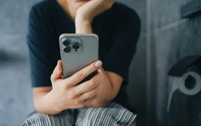 Folosirea telefonului mobil la toaletă a devenit un gest instinctiv pentru mulți oameni, dar obiceiul poate avea consecințe neașteptate asupra sănătății