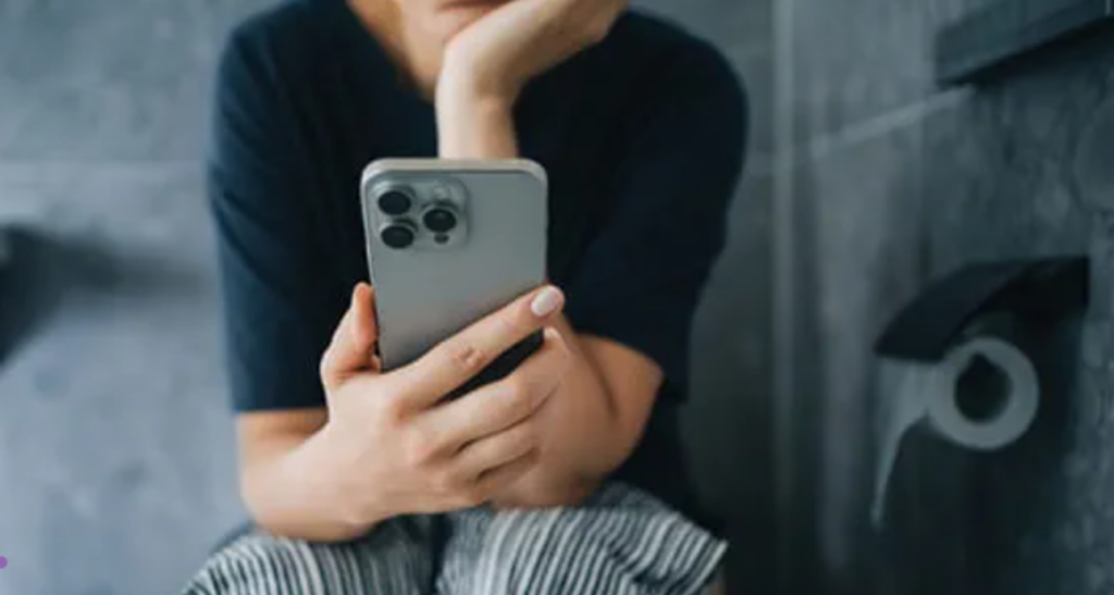 Folosirea telefonului mobil la toaletă a devenit un gest instinctiv pentru mulți oameni, dar obiceiul poate avea consecințe neașteptate asupra sănătății