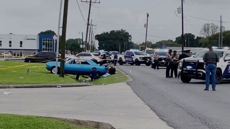 Un incident grav a avut loc sâmbătă în New Iberia, Louisiana, unde un vehicul a acroșat mai mulți pietoni participanți la parada dedicată Anului Nou Lao