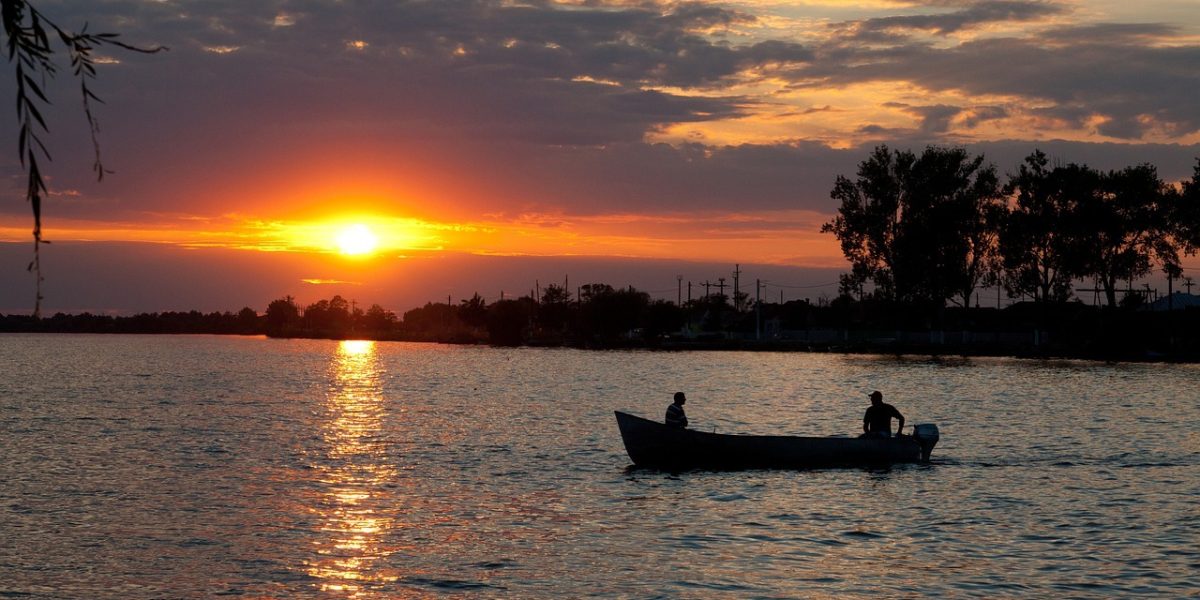 Un „studio plutitor” aduce arta tinerilor din Marea Britanie