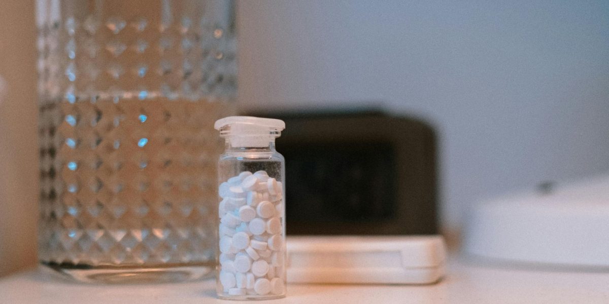 O echipă de cercetători de la University of Edinburgh a descoperit o metodă inovatoare de a transforma deșeurile de plastic, în special PET, într-un medicament utilizat de peste un deceniu în tratamentul bolii Parkinson