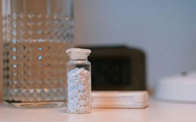 O echipă de cercetători de la University of Edinburgh a descoperit o metodă inovatoare de a transforma deșeurile de plastic, în special PET, într-un medicament utilizat de peste un deceniu în tratamentul bolii Parkinson