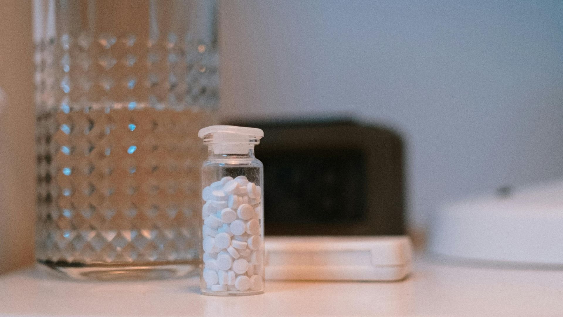 O echipă de cercetători de la University of Edinburgh a descoperit o metodă inovatoare de a transforma deșeurile de plastic, în special PET, într-un medicament utilizat de peste un deceniu în tratamentul bolii Parkinson