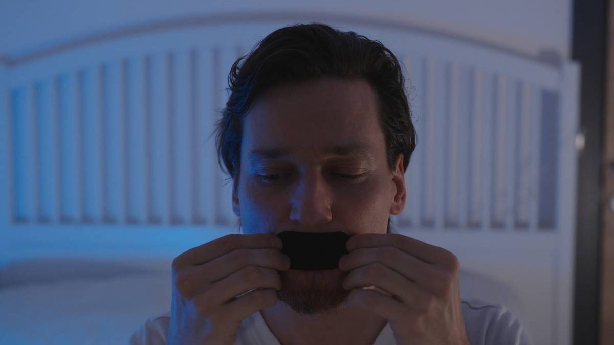 Medic ȘOCANT: Metodă INEDITĂ pentru somn! Își lipește GURA înainte de culcare