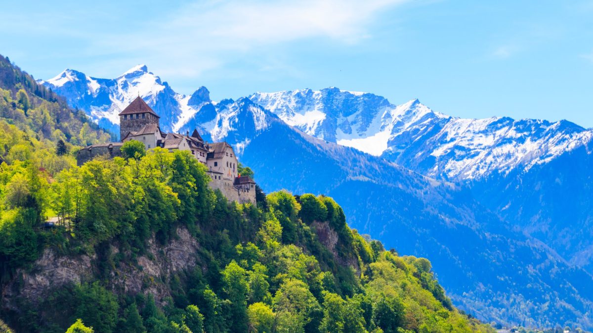 Țara din Europa ce fascinează: peisaje și castele maiastre, departe de turiști!