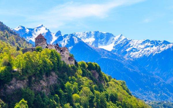 Țara din Europa ce fascinează: peisaje și castele maiastre, departe de turiști!