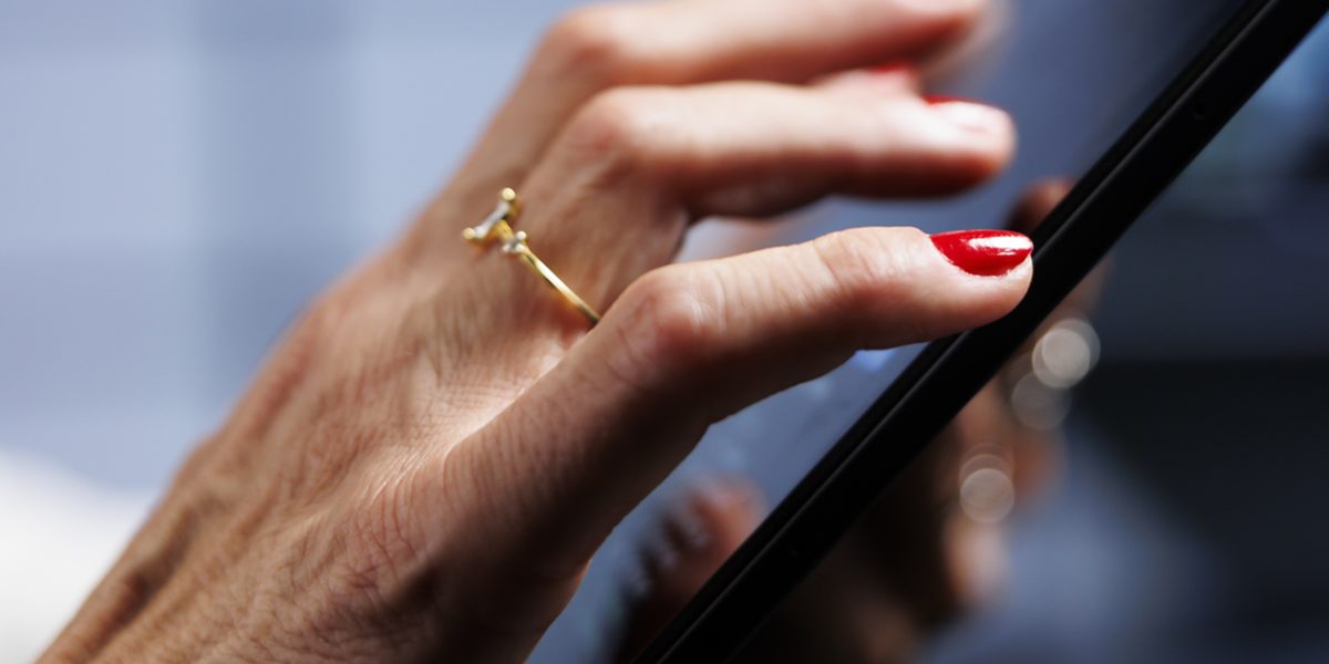 Salvarea scanărilor buletinelor sau a pașapoartelor în telefon este o practică tot mai răspândită, dar experții avertizează că prezintă riscuri majore de securitate cibernetică